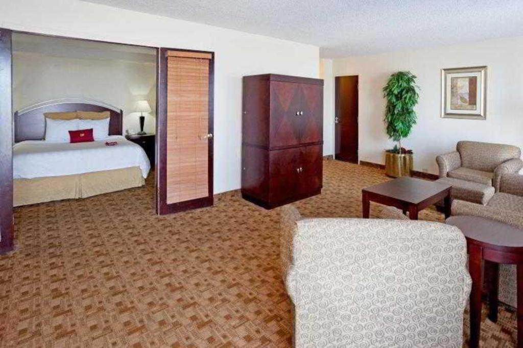 Radisson Hotel Austin - University מראה חיצוני תמונה